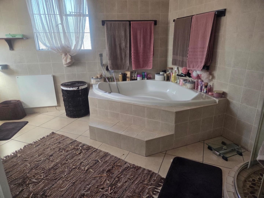 5 Bedroom Property for Sale in Raceview Gauteng