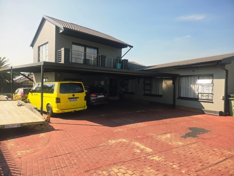 5 Bedroom Property for Sale in Raceview Gauteng