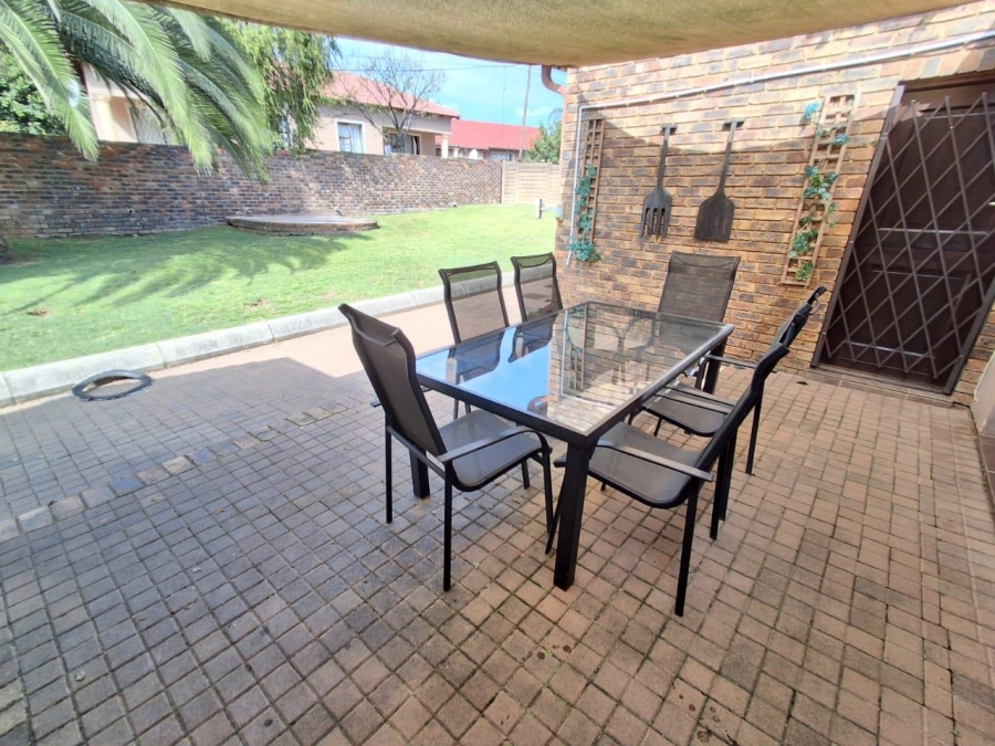 4 Bedroom Property for Sale in The Reeds Gauteng