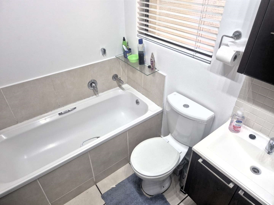 To Let 1 Bedroom Property for Rent in Lonehill Gauteng