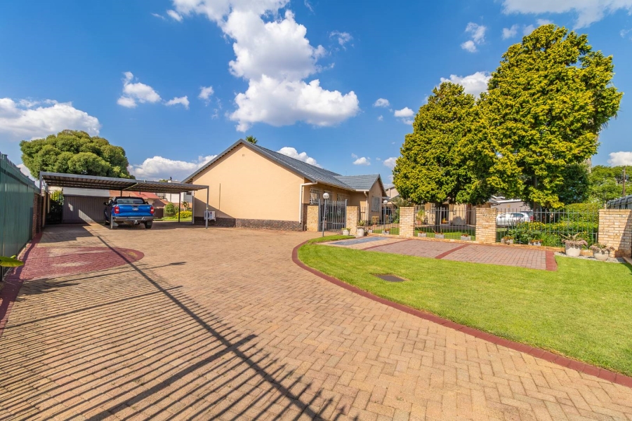 7 Bedroom Property for Sale in Florida Park Gauteng