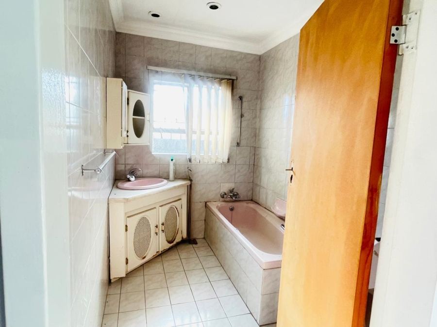 3 Bedroom Property for Sale in Roseacres Gauteng