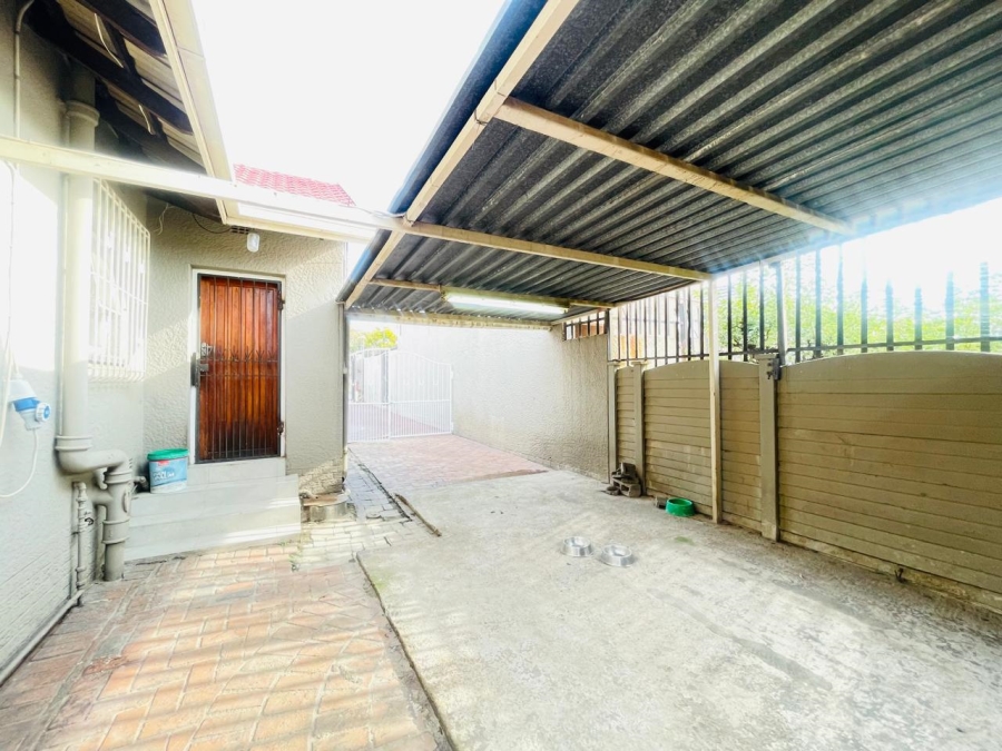3 Bedroom Property for Sale in Roseacres Gauteng