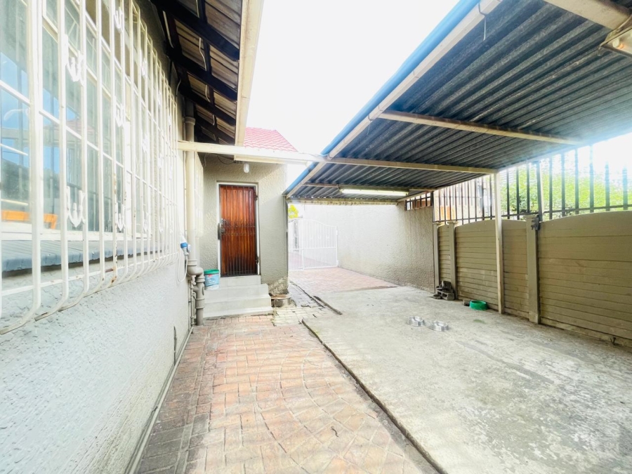 3 Bedroom Property for Sale in Roseacres Gauteng