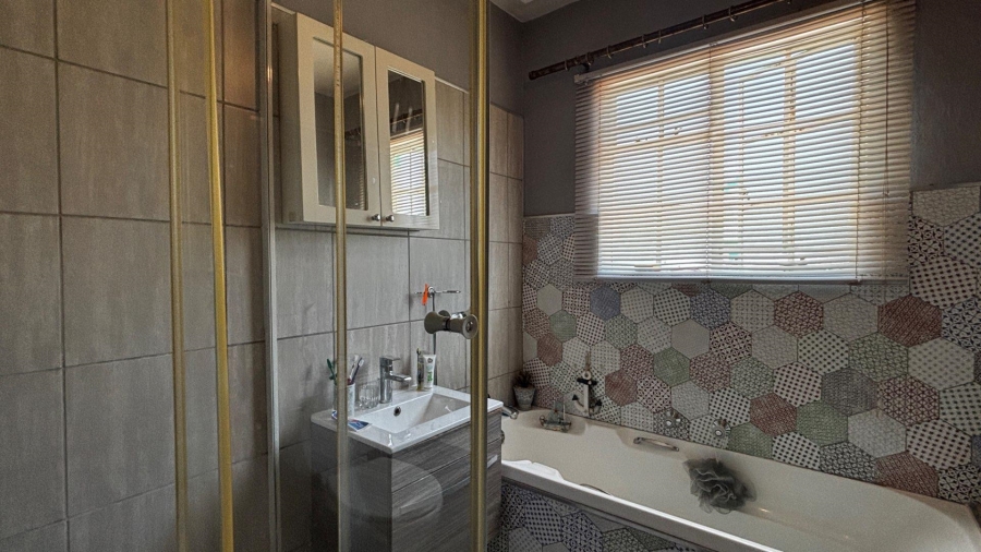 2 Bedroom Property for Sale in Faerie Glen Gauteng