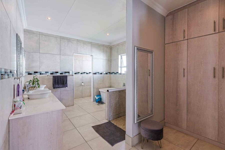 5 Bedroom Property for Sale in Country View Estate Gauteng