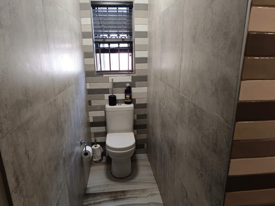 7 Bedroom Property for Sale in Raslouw A H Gauteng