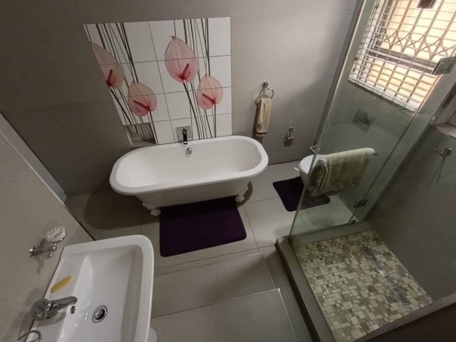 7 Bedroom Property for Sale in Raslouw A H Gauteng