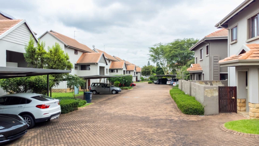 2 Bedroom Property for Sale in Crowthorne AH Gauteng