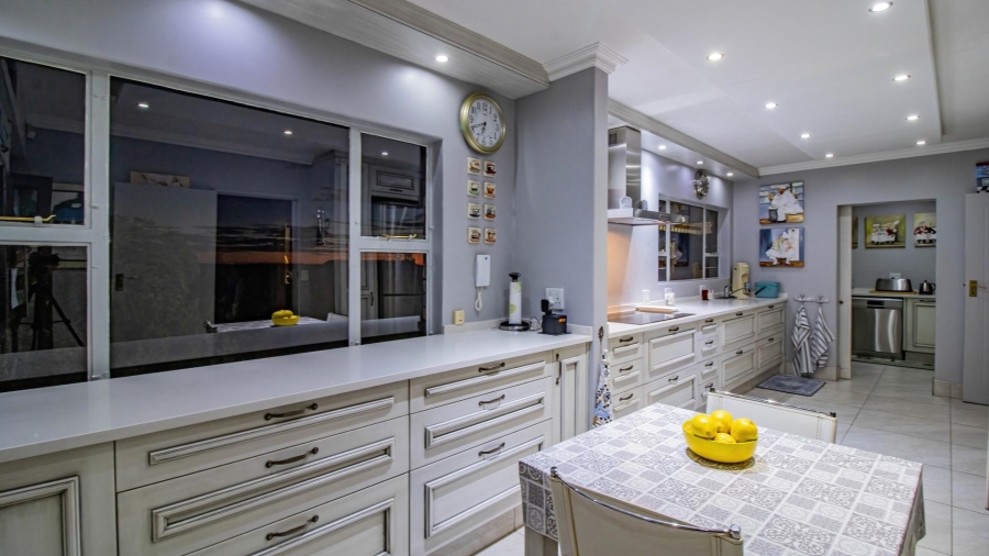 6 Bedroom Property for Sale in Glenvista Gauteng