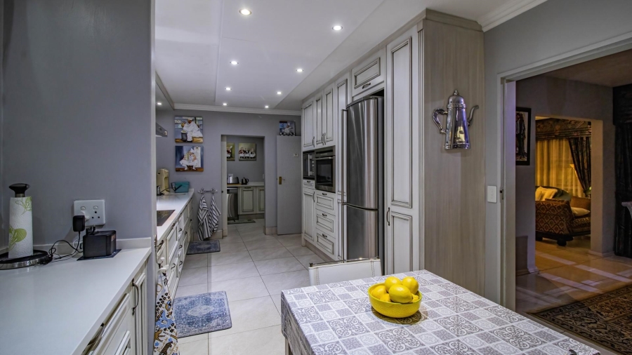 6 Bedroom Property for Sale in Glenvista Gauteng