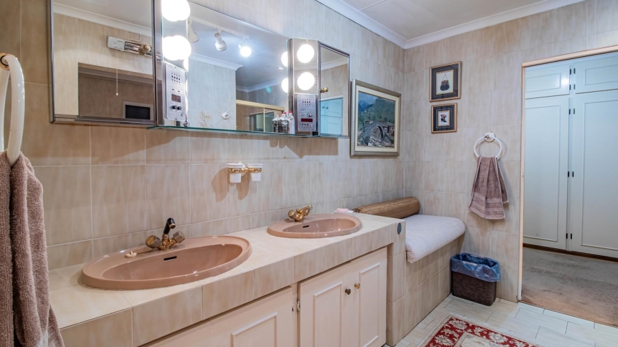 6 Bedroom Property for Sale in Glenvista Gauteng