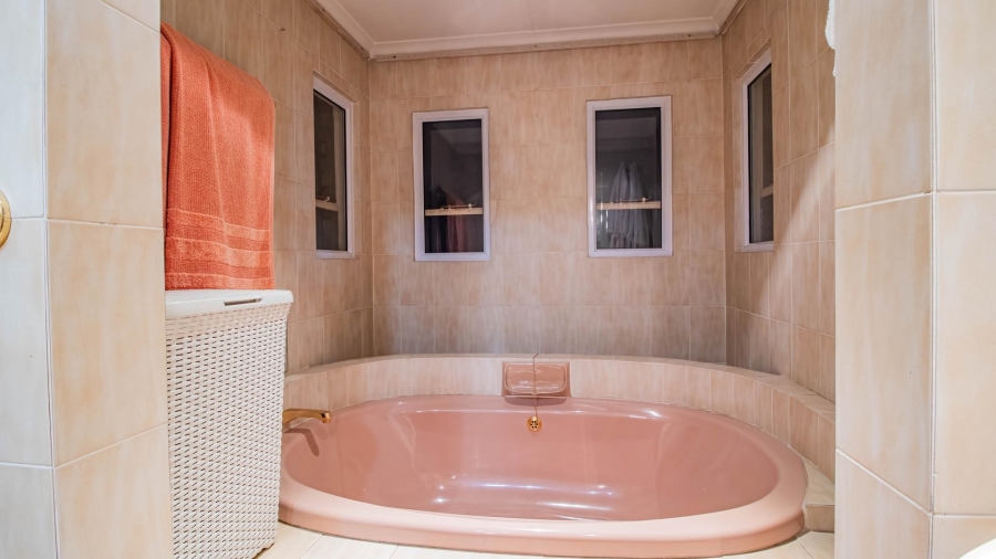 6 Bedroom Property for Sale in Glenvista Gauteng