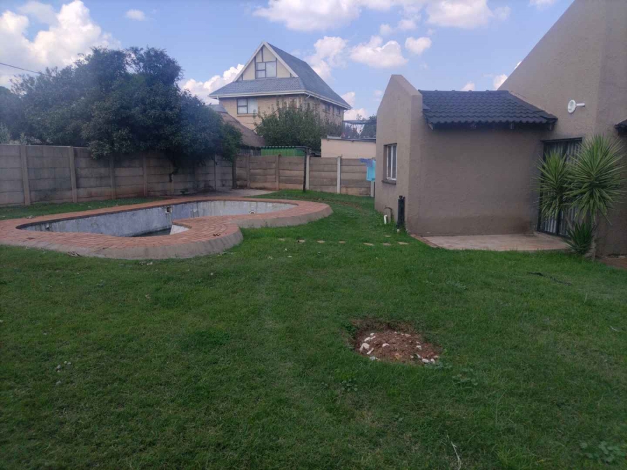 4 Bedroom Property for Sale in Witpoortjie Gauteng