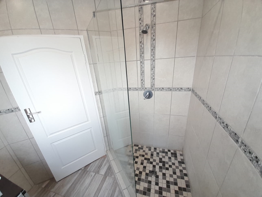 6 Bedroom Property for Sale in Noordwyk Gauteng