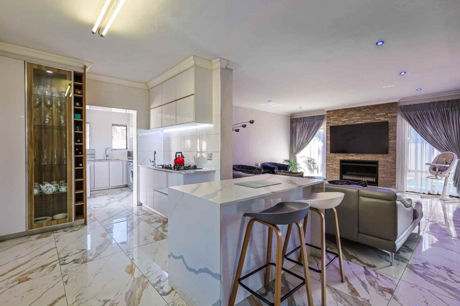 To Let 4 Bedroom Property for Rent in Silver Lakes Golf Estate Gauteng