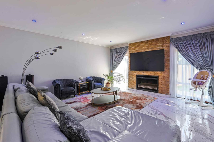 To Let 4 Bedroom Property for Rent in Silver Lakes Golf Estate Gauteng