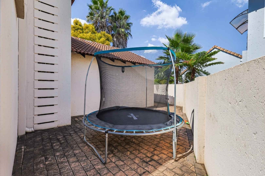 To Let 4 Bedroom Property for Rent in Silver Lakes Golf Estate Gauteng