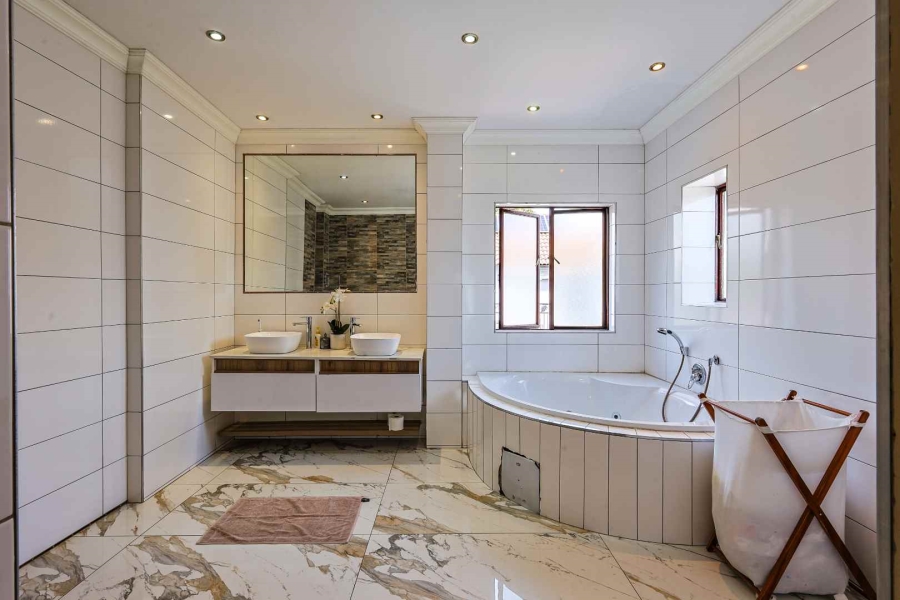 To Let 4 Bedroom Property for Rent in Silver Lakes Golf Estate Gauteng