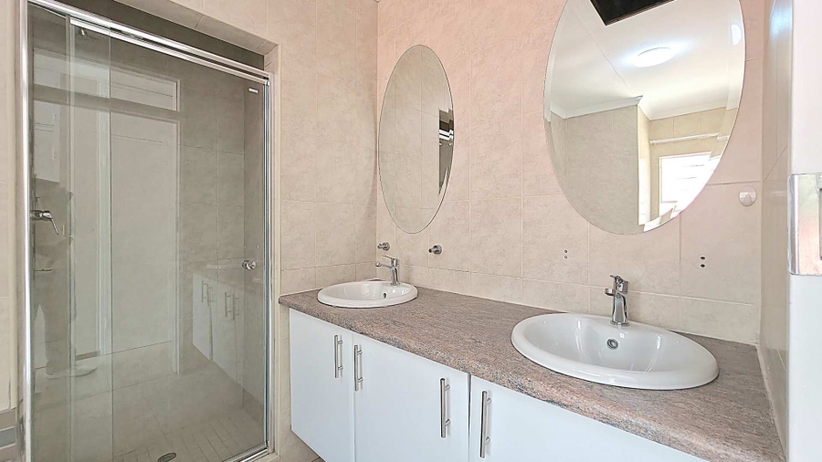 To Let 4 Bedroom Property for Rent in Sandown Gauteng