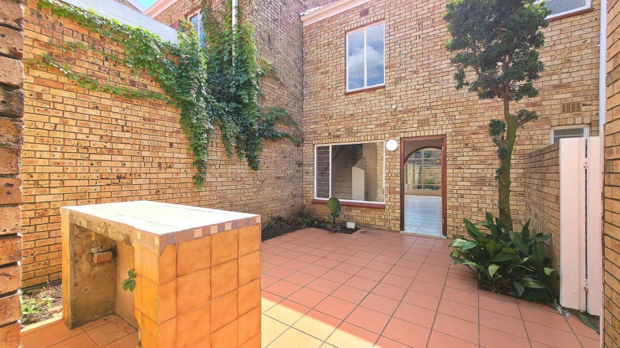 To Let 4 Bedroom Property for Rent in Sandown Gauteng