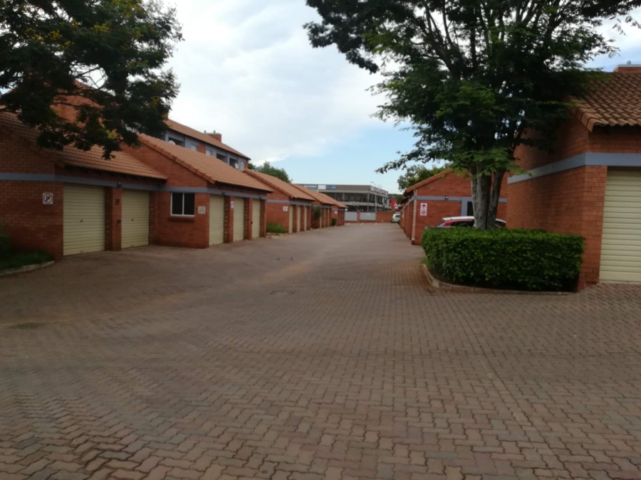 To Let 2 Bedroom Property for Rent in Die Hoewes Gauteng