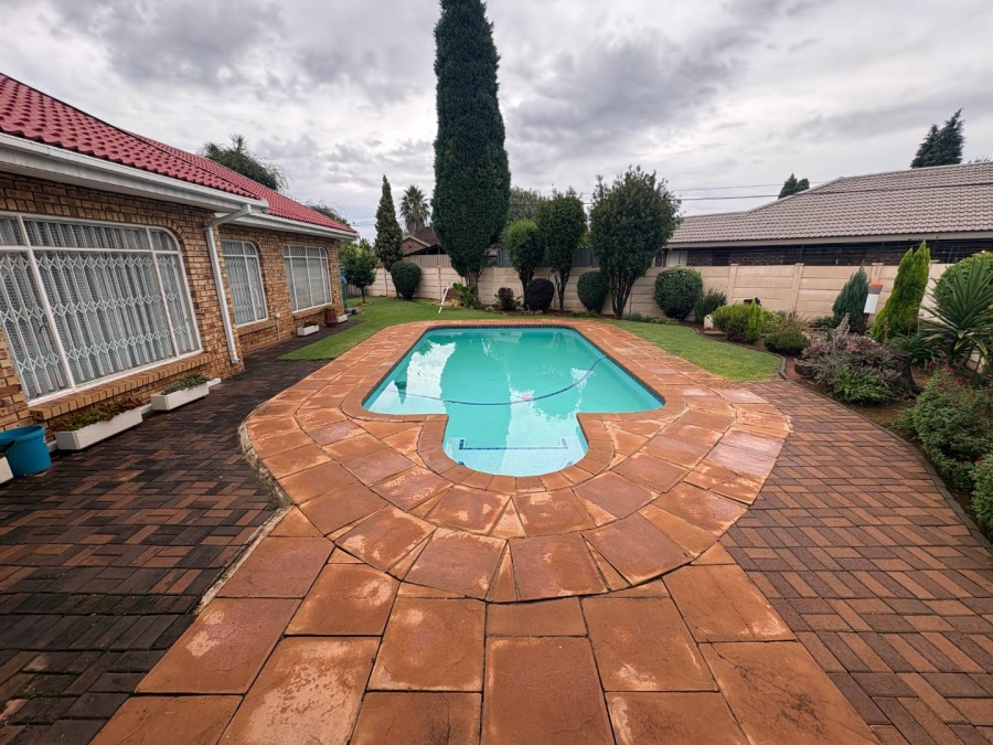 4 Bedroom Property for Sale in Risiville Gauteng