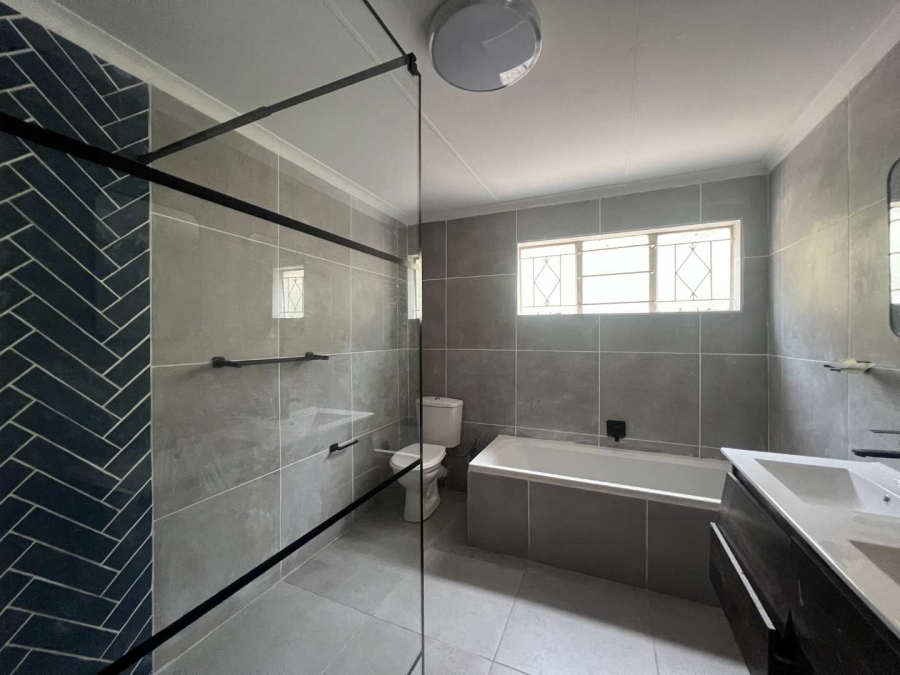 4 Bedroom Property for Sale in Roodekrans Gauteng