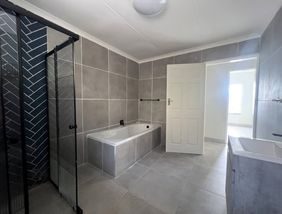 4 Bedroom Property for Sale in Roodekrans Gauteng