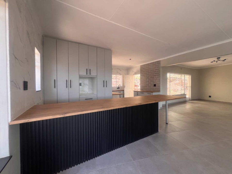 4 Bedroom Property for Sale in Roodekrans Gauteng