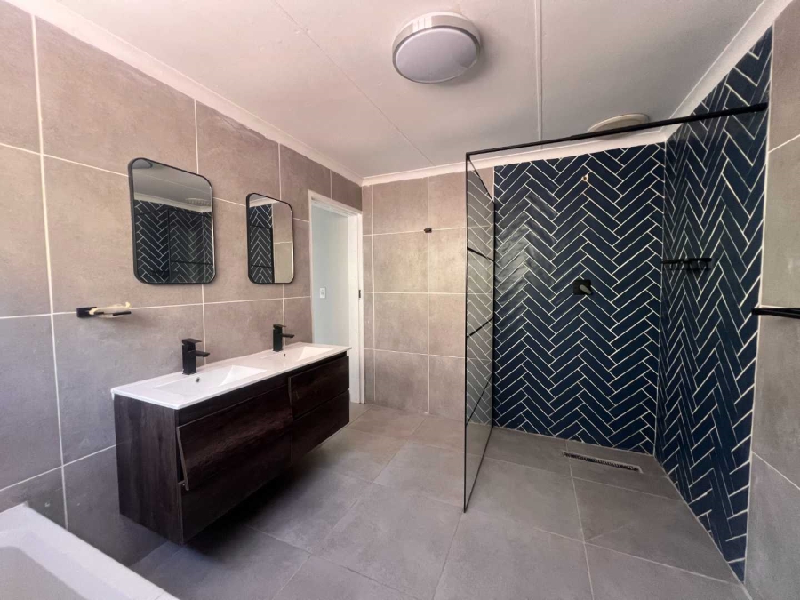 4 Bedroom Property for Sale in Roodekrans Gauteng