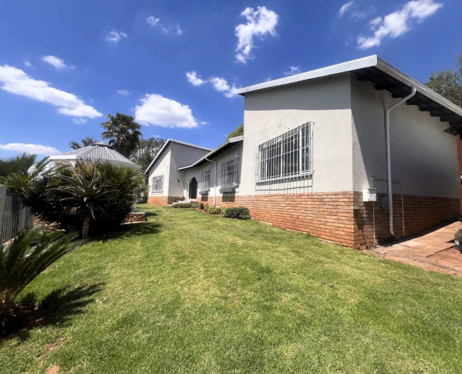4 Bedroom Property for Sale in Roodekrans Gauteng