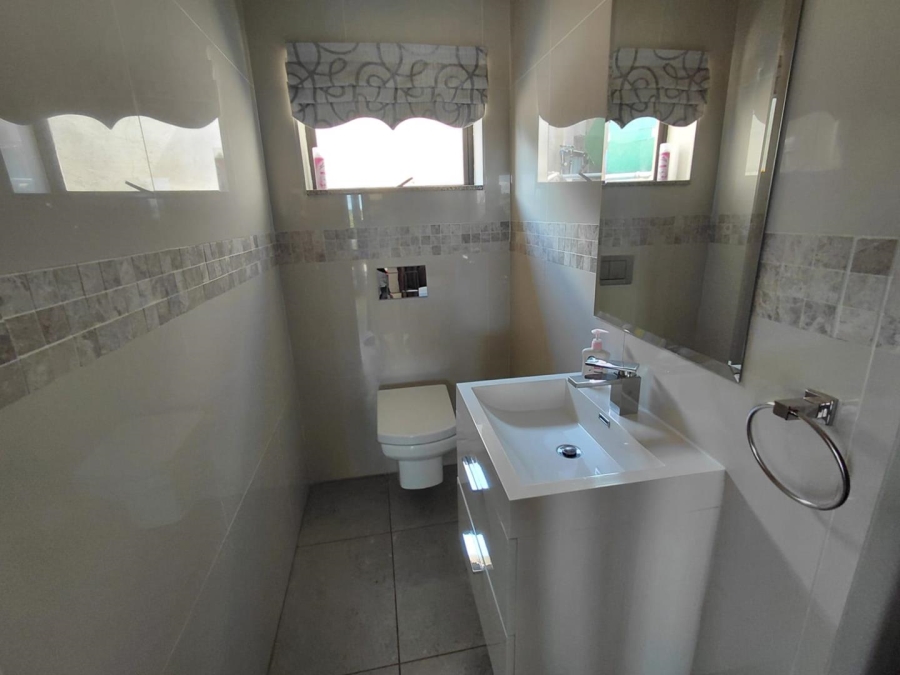 4 Bedroom Property for Sale in Roodekrans Gauteng