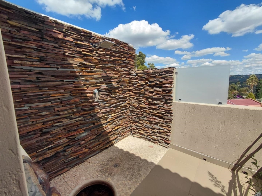 4 Bedroom Property for Sale in Roodekrans Gauteng