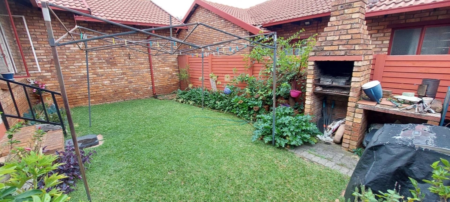 2 Bedroom Property for Sale in Rooihuiskraal Gauteng