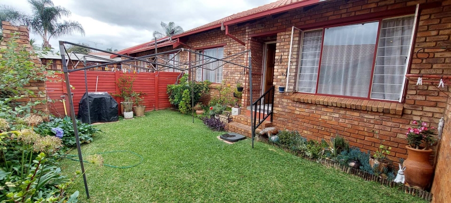 2 Bedroom Property for Sale in Rooihuiskraal Gauteng