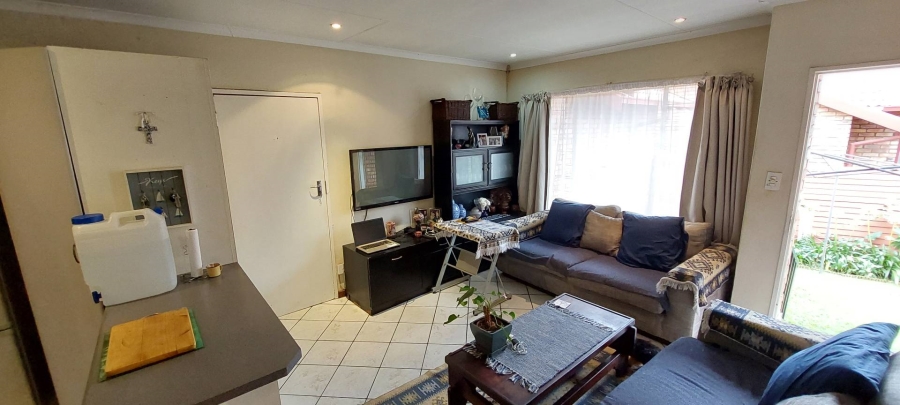 2 Bedroom Property for Sale in Rooihuiskraal Gauteng