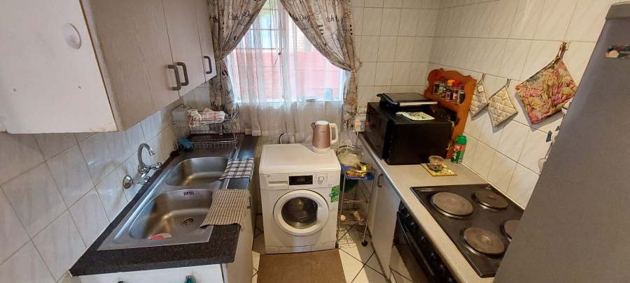 2 Bedroom Property for Sale in Rooihuiskraal Gauteng