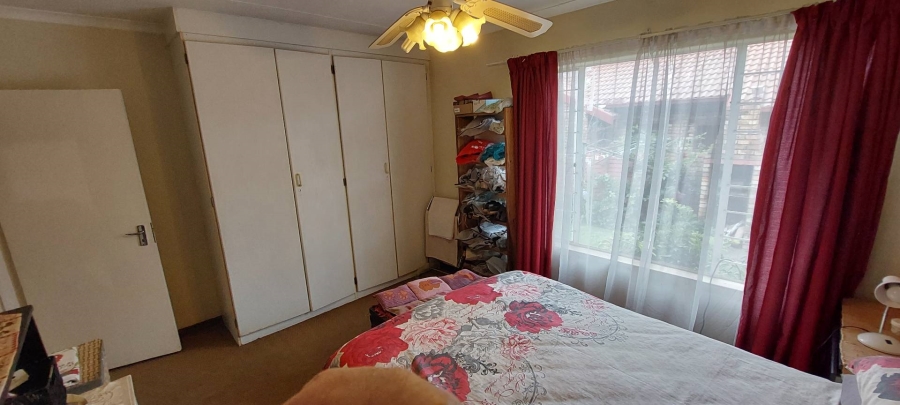2 Bedroom Property for Sale in Rooihuiskraal Gauteng
