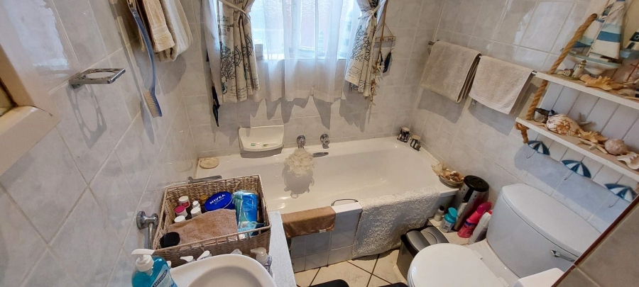 2 Bedroom Property for Sale in Rooihuiskraal Gauteng