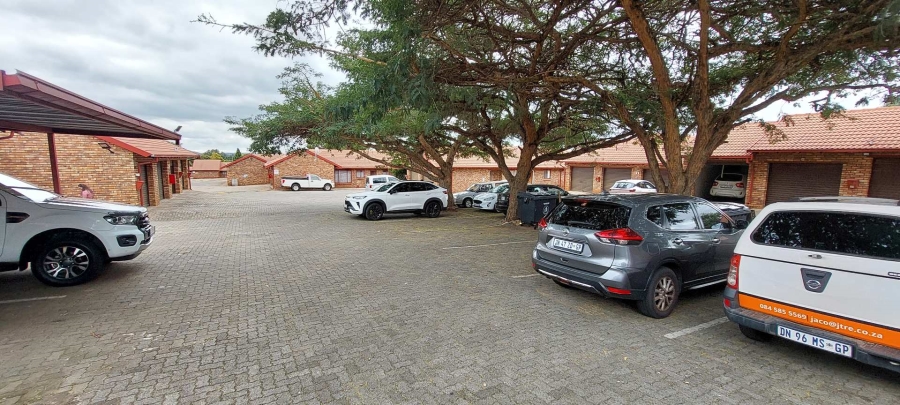 2 Bedroom Property for Sale in Rooihuiskraal Gauteng