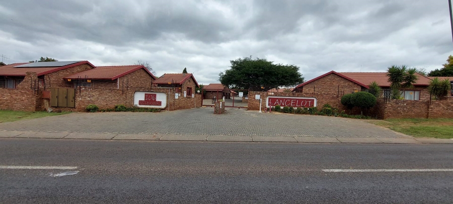 2 Bedroom Property for Sale in Rooihuiskraal Gauteng
