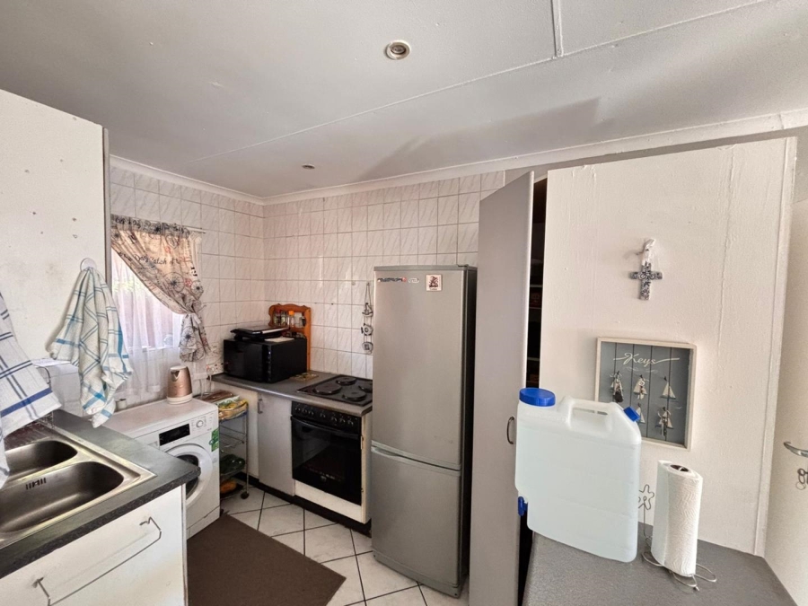 2 Bedroom Property for Sale in Rooihuiskraal Gauteng