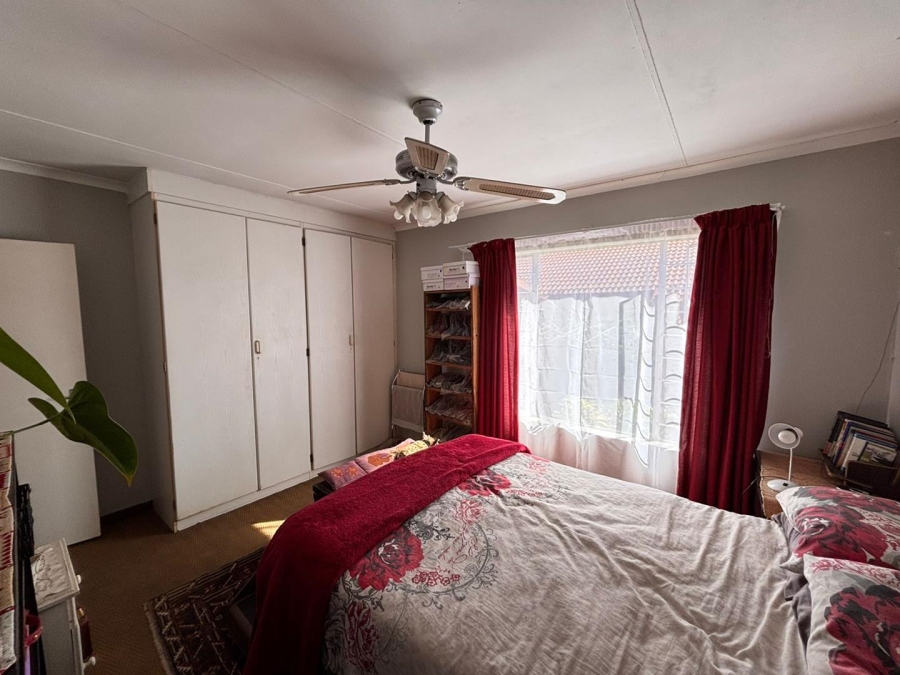 2 Bedroom Property for Sale in Rooihuiskraal Gauteng