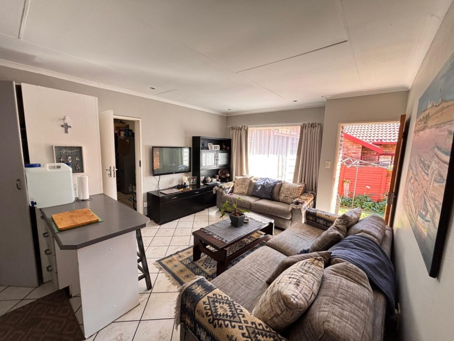 2 Bedroom Property for Sale in Rooihuiskraal Gauteng