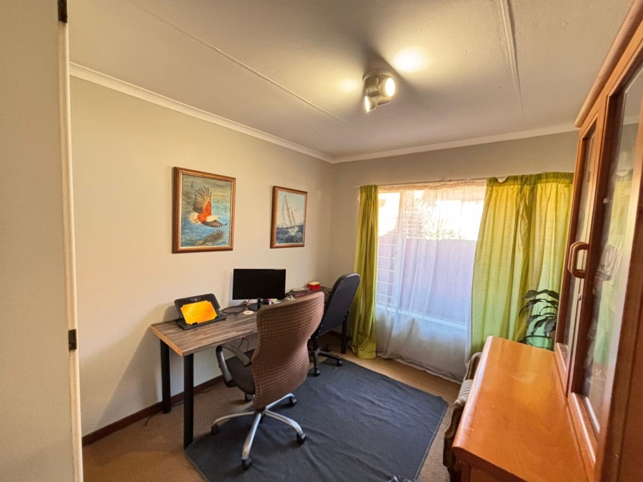 2 Bedroom Property for Sale in Rooihuiskraal Gauteng