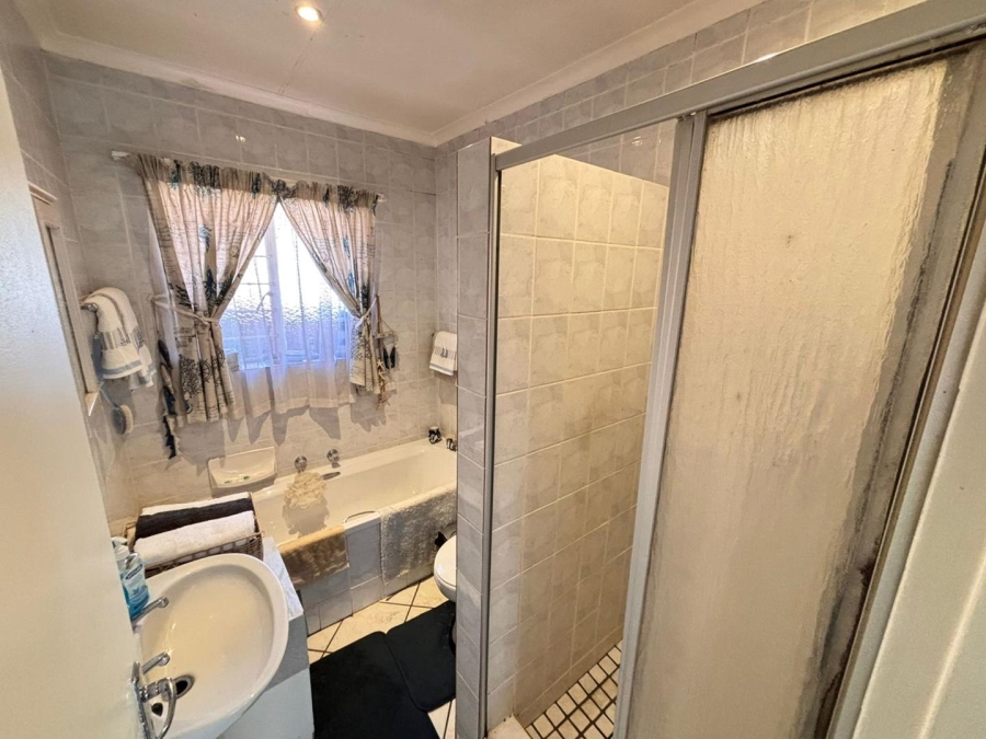 2 Bedroom Property for Sale in Rooihuiskraal Gauteng