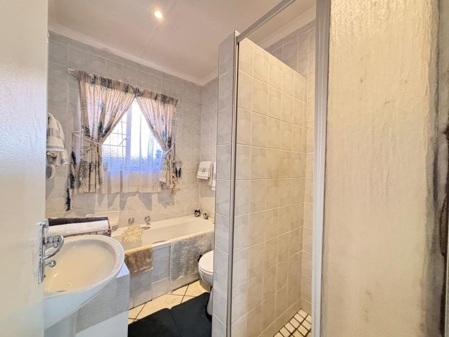2 Bedroom Property for Sale in Rooihuiskraal Gauteng
