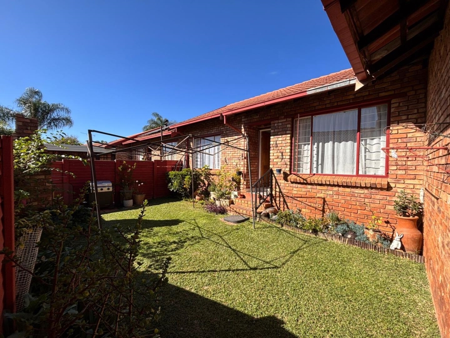2 Bedroom Property for Sale in Rooihuiskraal Gauteng
