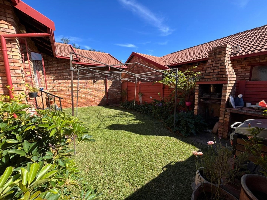 2 Bedroom Property for Sale in Rooihuiskraal Gauteng